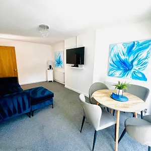 Peaceful Location With Free Parking For 2 Cars - Hosts Up To 4- Business Or Leisure Stays, Inc Hot-tub-netflix-complimentary Breakfast Apartment